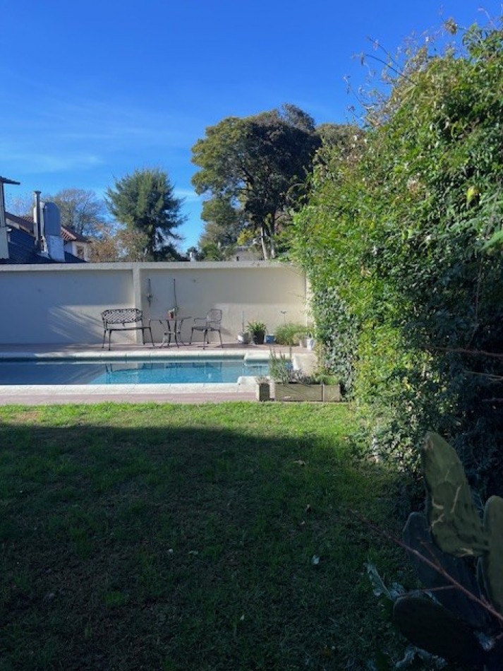 VENTA EN ZONA LOS PINARES, HERMOSO CHALET DE 4 DORMITORIOS, GARAGE, QUINCHO PARQUE Y PISCINA, IMPECABLE ESTADO Y CALIDAD