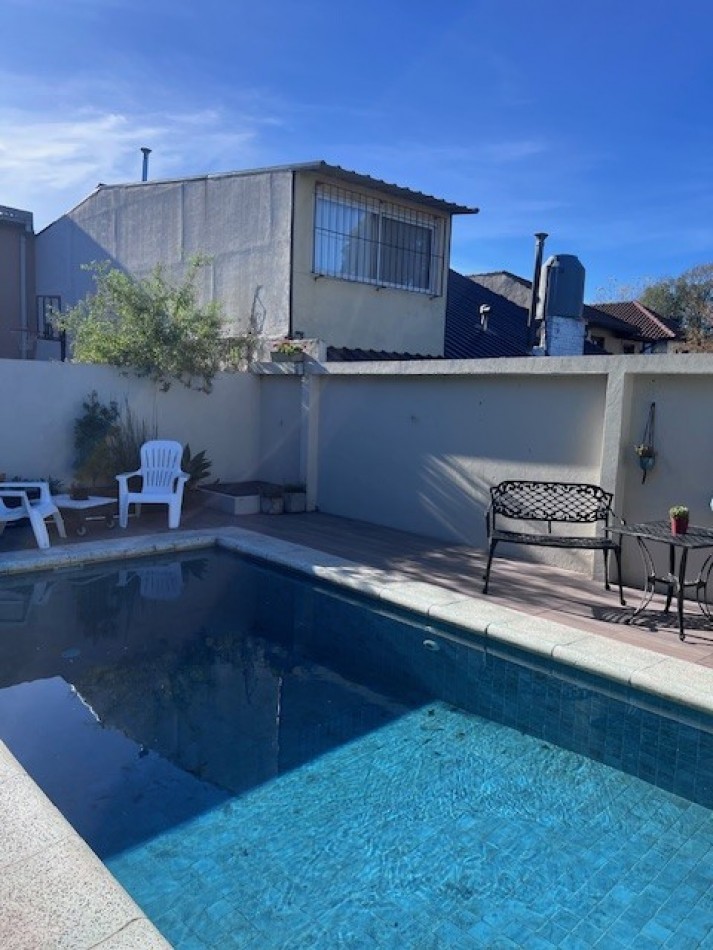 VENTA EN ZONA LOS PINARES, HERMOSO CHALET DE 4 DORMITORIOS, GARAGE, QUINCHO PARQUE Y PISCINA, IMPECABLE ESTADO Y CALIDAD