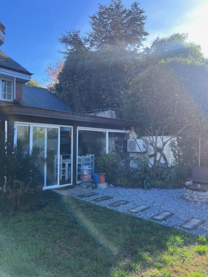 VENTA EN ZONA LOS PINARES, HERMOSO CHALET DE 4 DORMITORIOS, GARAGE, QUINCHO PARQUE Y PISCINA, IMPECABLE ESTADO Y CALIDAD