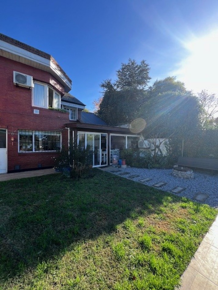 VENTA EN ZONA LOS PINARES, HERMOSO CHALET DE 4 DORMITORIOS, GARAGE, QUINCHO PARQUE Y PISCINA, IMPECABLE ESTADO Y CALIDAD