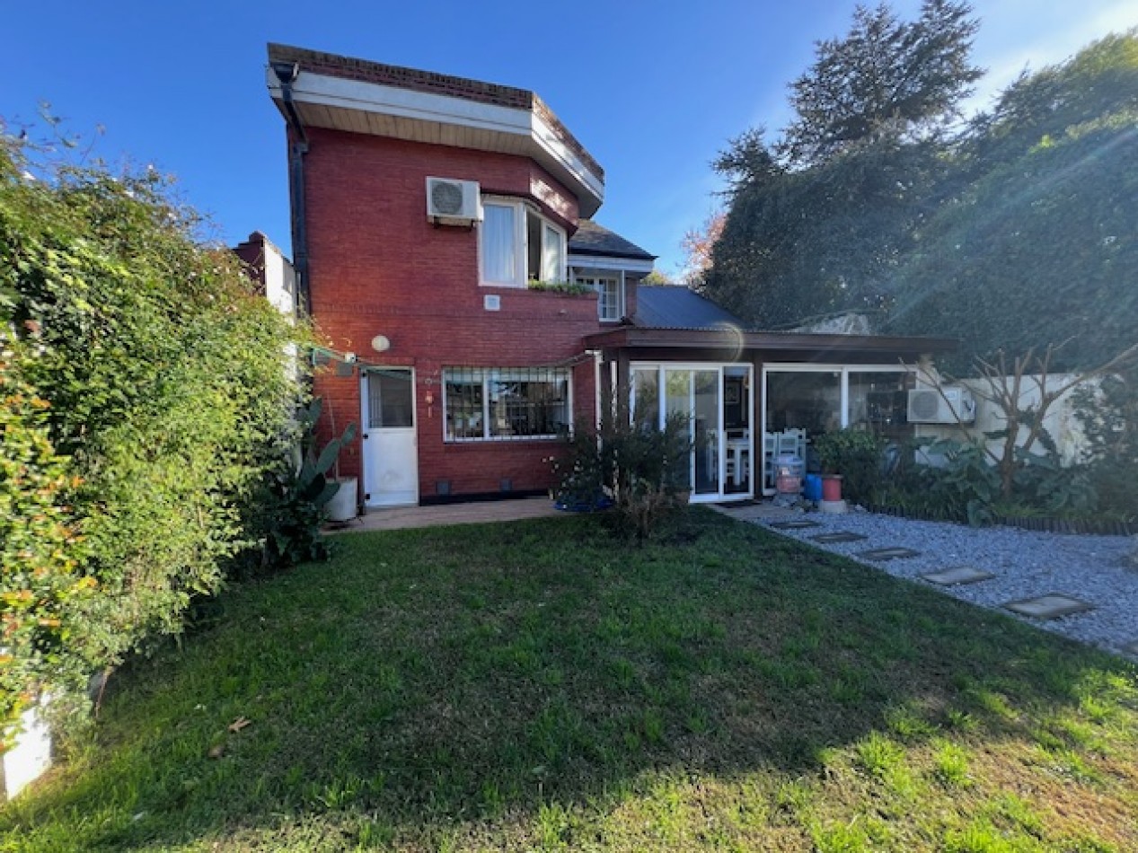 VENTA EN ZONA LOS PINARES, HERMOSO CHALET DE 4 DORMITORIOS, GARAGE, QUINCHO PARQUE Y PISCINA, IMPECABLE ESTADO Y CALIDAD