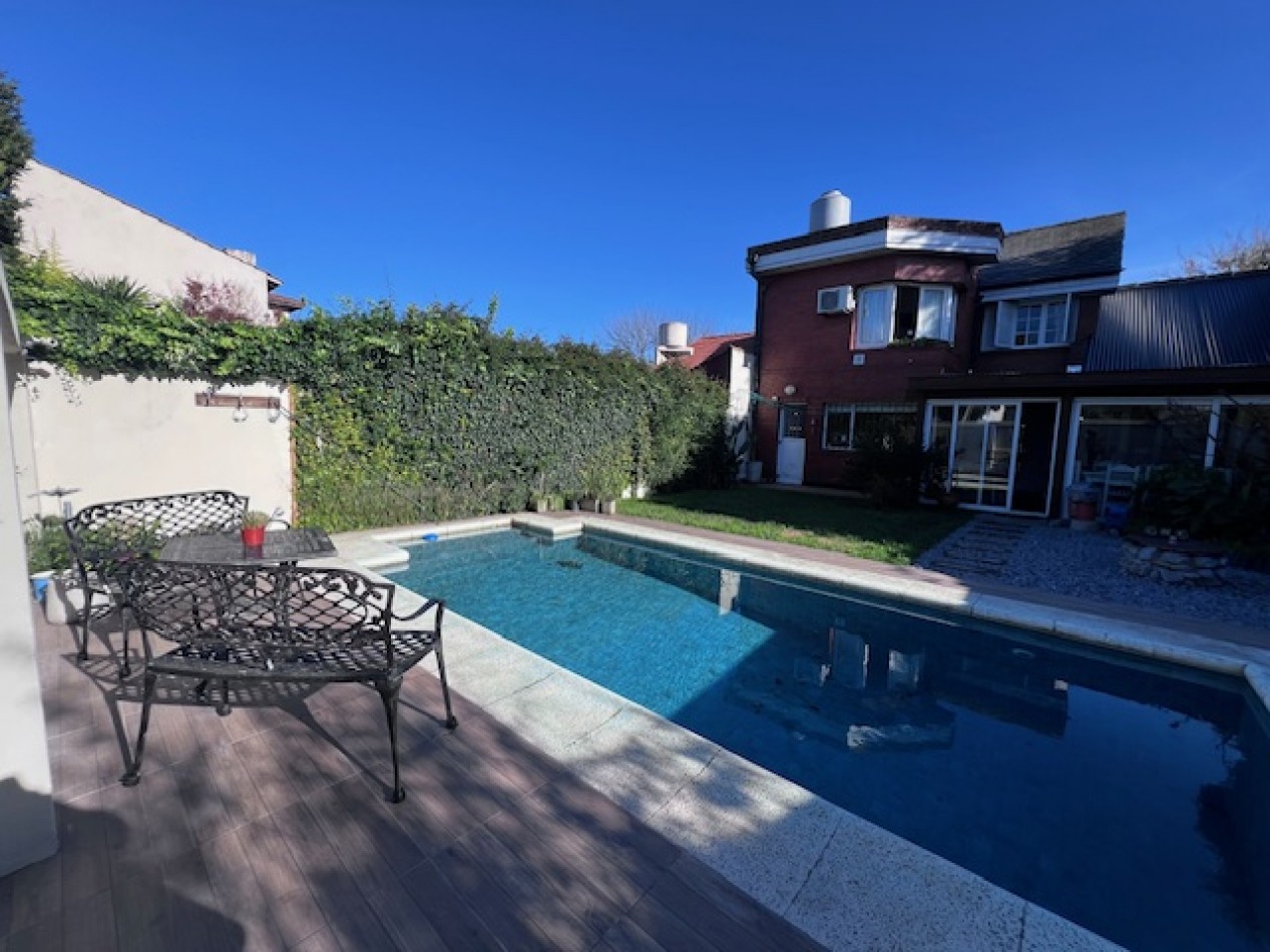 VENTA EN ZONA LOS PINARES, HERMOSO CHALET DE 4 DORMITORIOS, GARAGE, QUINCHO PARQUE Y PISCINA, IMPECABLE ESTADO Y CALIDAD