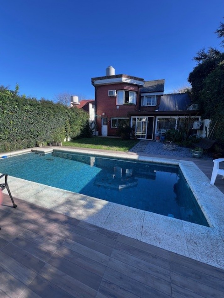 VENTA EN ZONA LOS PINARES, HERMOSO CHALET DE 4 DORMITORIOS, GARAGE, QUINCHO PARQUE Y PISCINA, IMPECABLE ESTADO Y CALIDAD