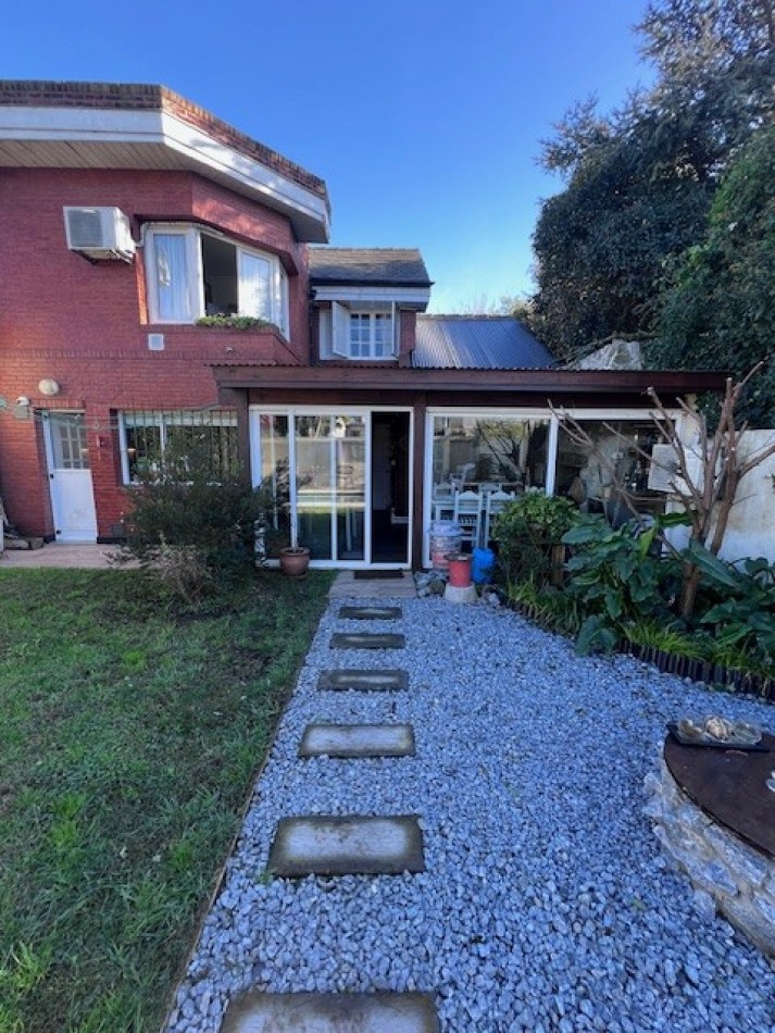 VENTA EN ZONA LOS PINARES, HERMOSO CHALET DE 4 DORMITORIOS, GARAGE, QUINCHO PARQUE Y PISCINA, IMPECABLE ESTADO Y CALIDAD