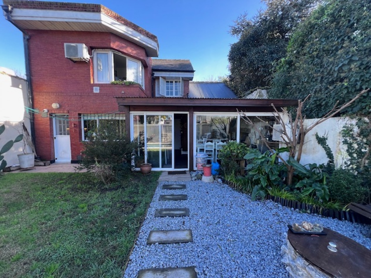 VENTA EN ZONA LOS PINARES, HERMOSO CHALET DE 4 DORMITORIOS, GARAGE, QUINCHO PARQUE Y PISCINA, IMPECABLE ESTADO Y CALIDAD