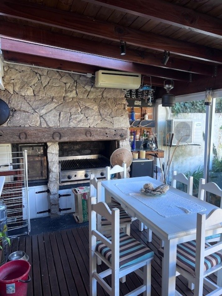 VENTA EN ZONA LOS PINARES, HERMOSO CHALET DE 4 DORMITORIOS, GARAGE, QUINCHO PARQUE Y PISCINA, IMPECABLE ESTADO Y CALIDAD