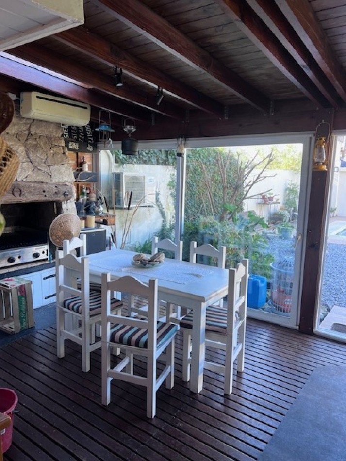 VENTA EN ZONA LOS PINARES, HERMOSO CHALET DE 4 DORMITORIOS, GARAGE, QUINCHO PARQUE Y PISCINA, IMPECABLE ESTADO Y CALIDAD