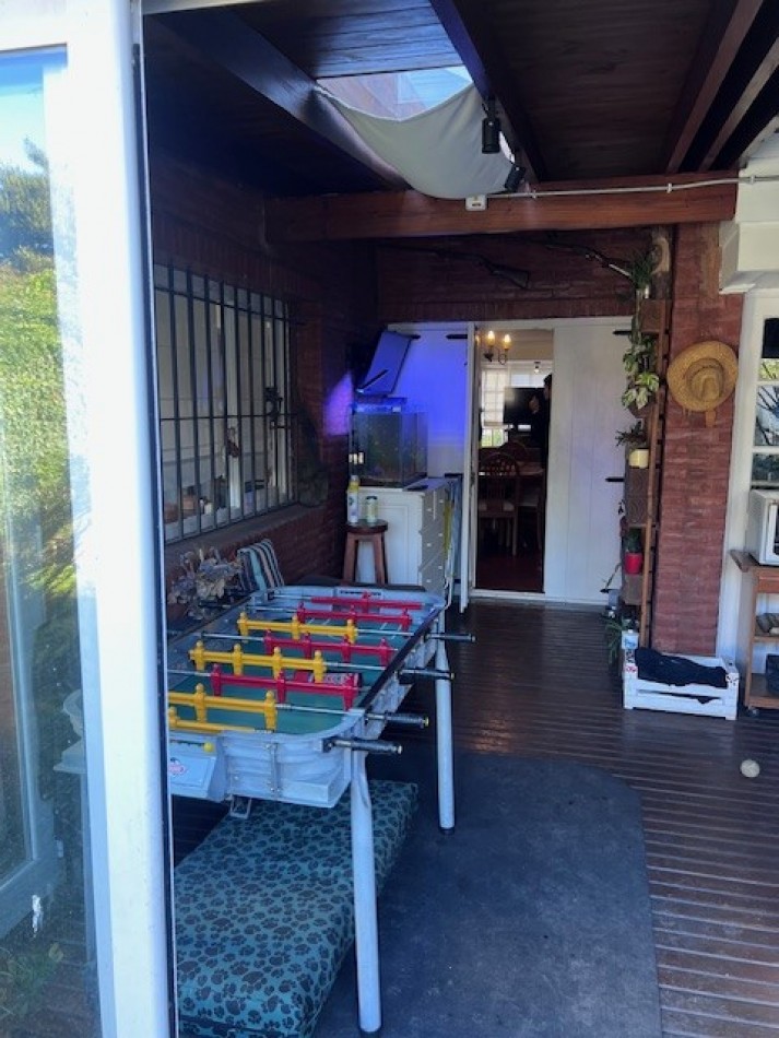 VENTA EN ZONA LOS PINARES, HERMOSO CHALET DE 4 DORMITORIOS, GARAGE, QUINCHO PARQUE Y PISCINA, IMPECABLE ESTADO Y CALIDAD