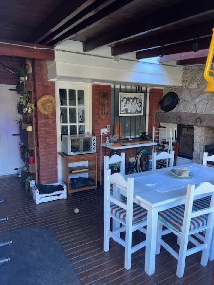 VENTA EN ZONA LOS PINARES, HERMOSO CHALET DE 4 DORMITORIOS, GARAGE, QUINCHO PARQUE Y PISCINA, IMPECABLE ESTADO Y CALIDAD