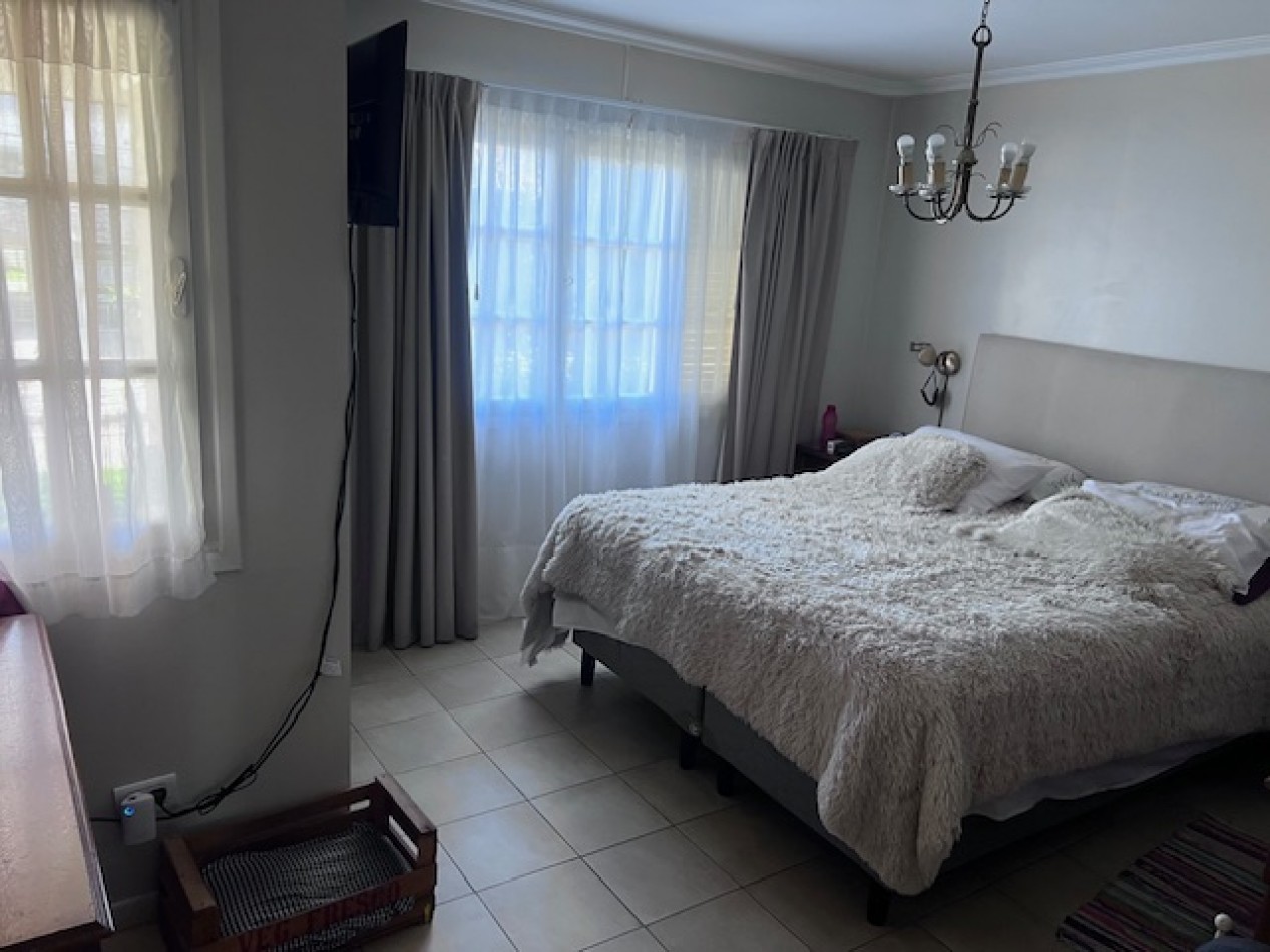 VENTA EN ZONA LOS PINARES, HERMOSO CHALET DE 4 DORMITORIOS, GARAGE, QUINCHO PARQUE Y PISCINA, IMPECABLE ESTADO Y CALIDAD