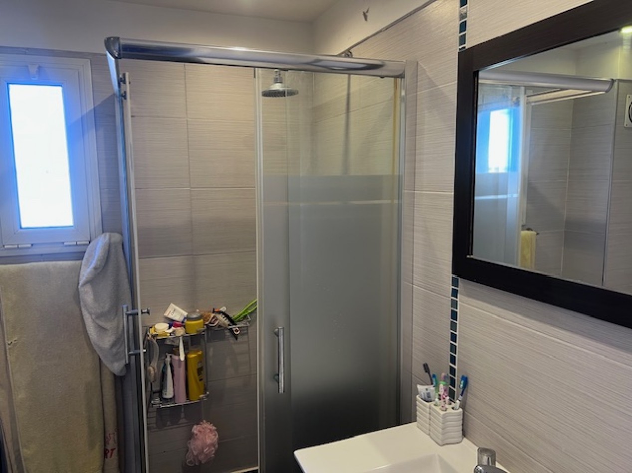VENTA EN ZONA LOS PINARES, HERMOSO CHALET DE 4 DORMITORIOS, GARAGE, QUINCHO PARQUE Y PISCINA, IMPECABLE ESTADO Y CALIDAD