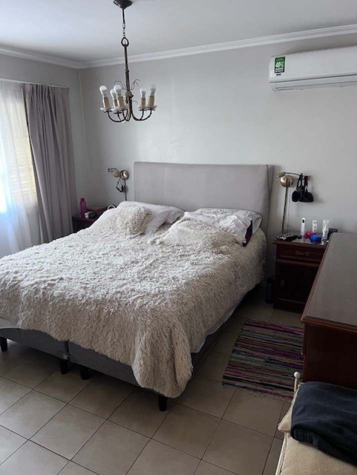 VENTA EN ZONA LOS PINARES, HERMOSO CHALET DE 4 DORMITORIOS, GARAGE, QUINCHO PARQUE Y PISCINA, IMPECABLE ESTADO Y CALIDAD