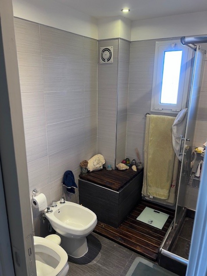 VENTA EN ZONA LOS PINARES, HERMOSO CHALET DE 4 DORMITORIOS, GARAGE, QUINCHO PARQUE Y PISCINA, IMPECABLE ESTADO Y CALIDAD