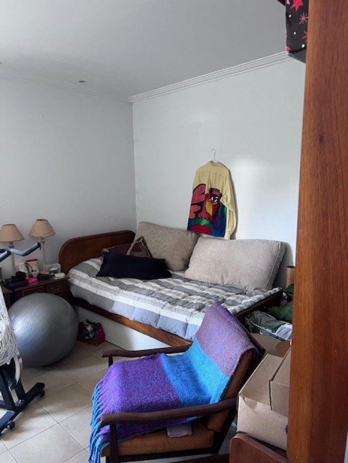 VENTA EN ZONA LOS PINARES, HERMOSO CHALET DE 4 DORMITORIOS, GARAGE, QUINCHO PARQUE Y PISCINA, IMPECABLE ESTADO Y CALIDAD