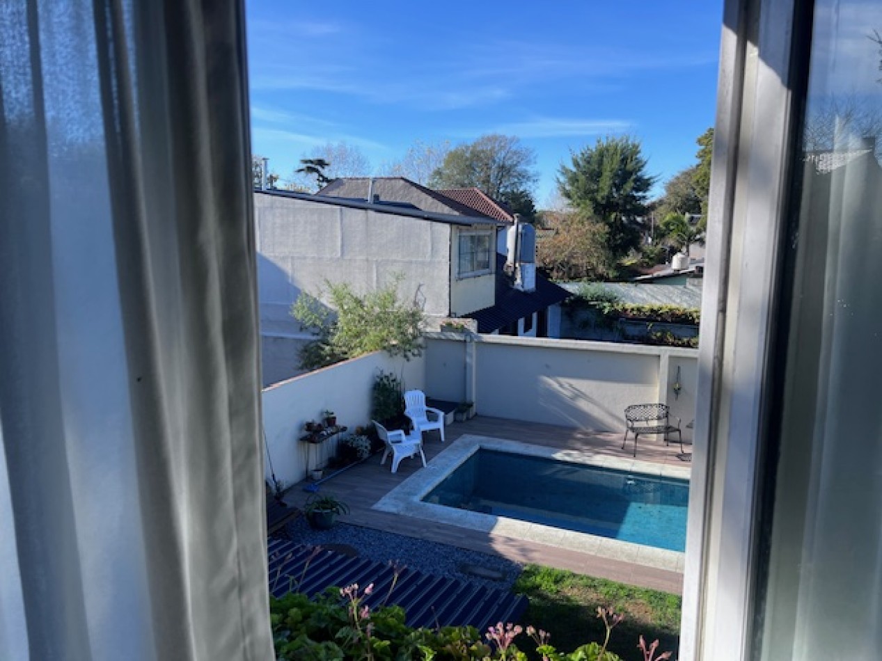 VENTA EN ZONA LOS PINARES, HERMOSO CHALET DE 4 DORMITORIOS, GARAGE, QUINCHO PARQUE Y PISCINA, IMPECABLE ESTADO Y CALIDAD