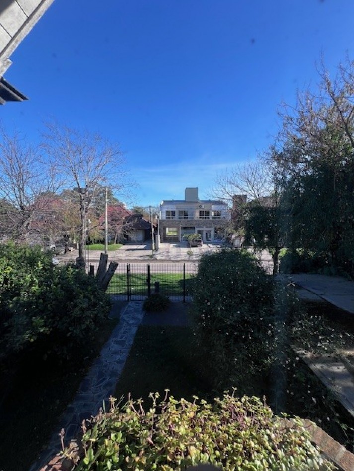 VENTA EN ZONA LOS PINARES, HERMOSO CHALET DE 4 DORMITORIOS, GARAGE, QUINCHO PARQUE Y PISCINA, IMPECABLE ESTADO Y CALIDAD