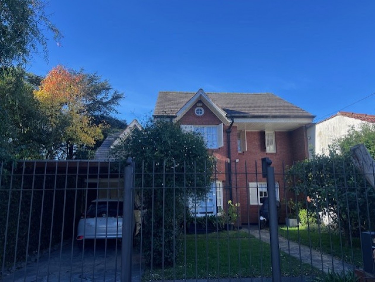 VENTA EN ZONA LOS PINARES, HERMOSO CHALET DE 4 DORMITORIOS, GARAGE, QUINCHO PARQUE Y PISCINA, IMPECABLE ESTADO Y CALIDAD