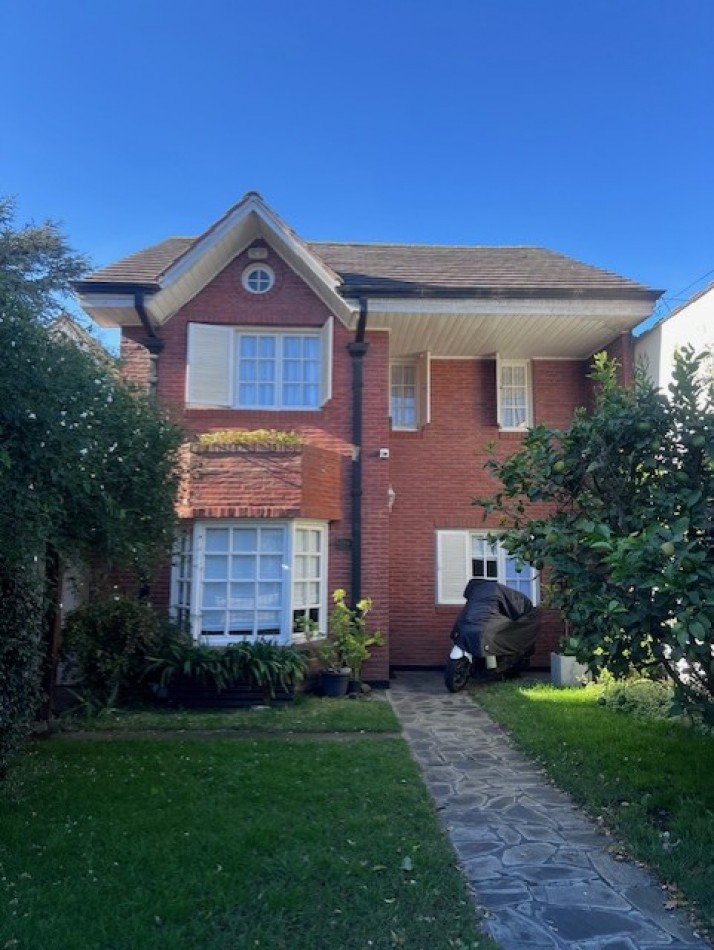 VENTA EN ZONA LOS PINARES, HERMOSO CHALET DE 4 DORMITORIOS, GARAGE, QUINCHO PARQUE Y PISCINA, IMPECABLE ESTADO Y CALIDAD