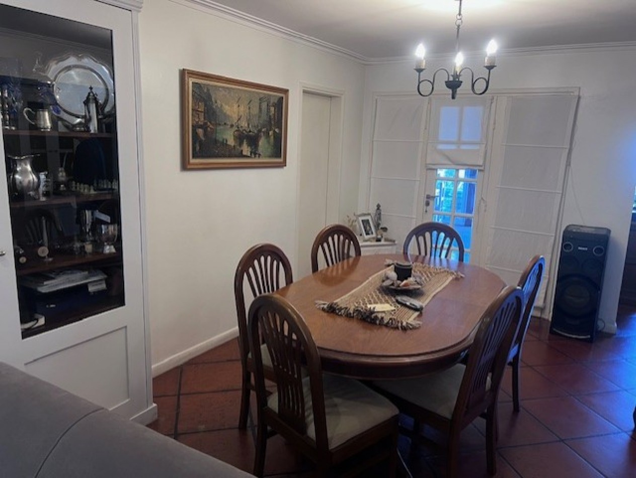 VENTA EN ZONA LOS PINARES, HERMOSO CHALET DE 4 DORMITORIOS, GARAGE, QUINCHO PARQUE Y PISCINA, IMPECABLE ESTADO Y CALIDAD