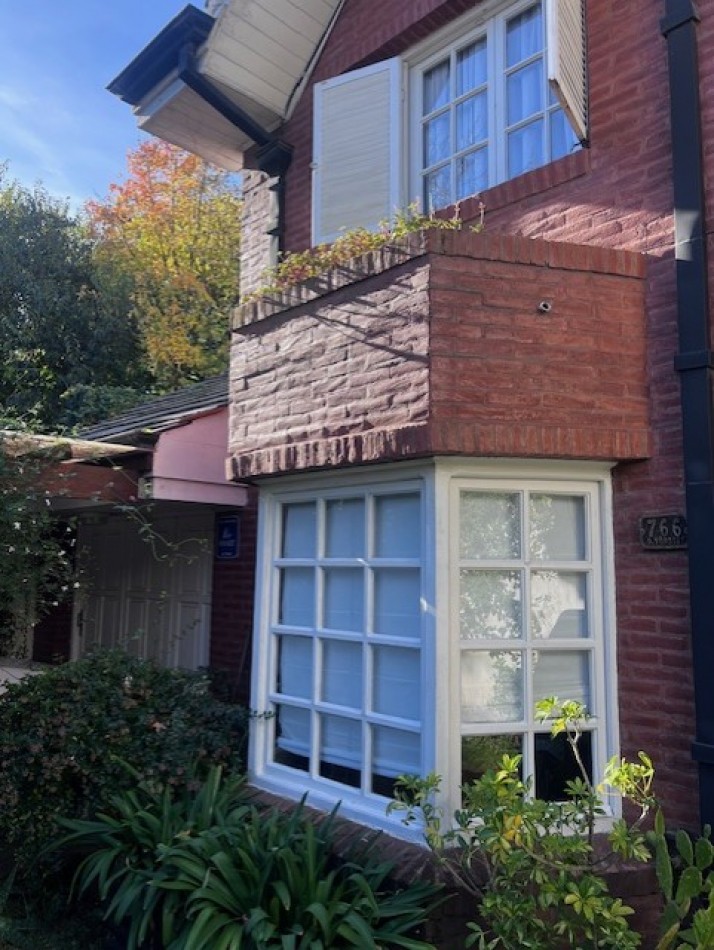 VENTA EN ZONA LOS PINARES, HERMOSO CHALET DE 4 DORMITORIOS, GARAGE, QUINCHO PARQUE Y PISCINA, IMPECABLE ESTADO Y CALIDAD