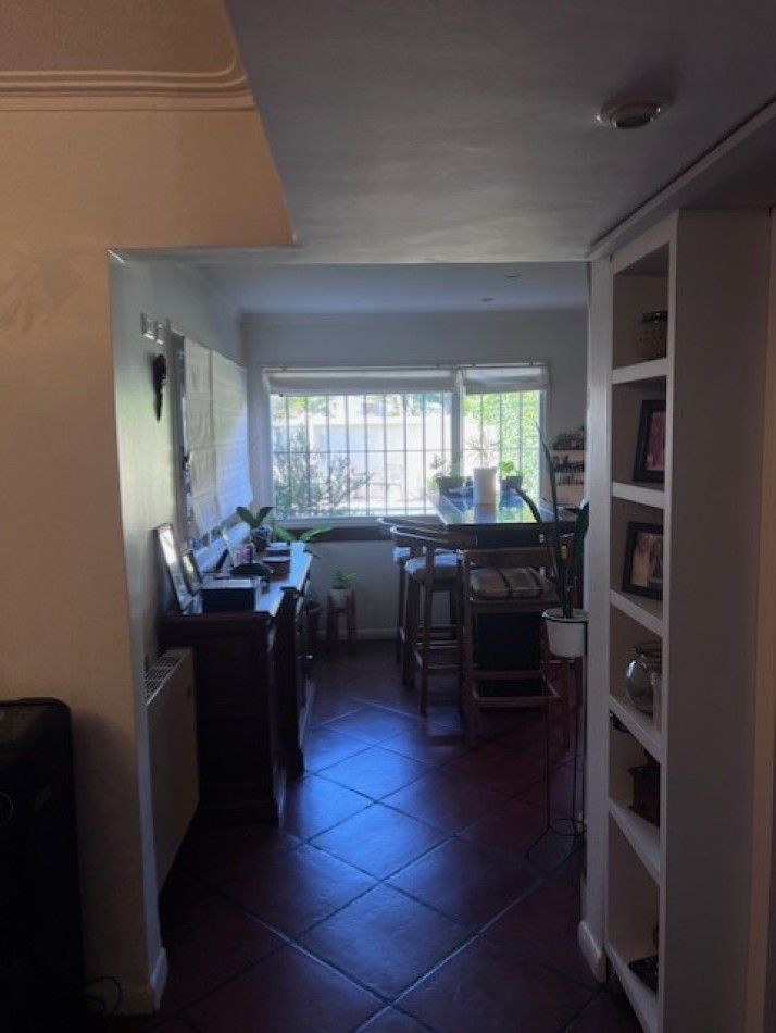 VENTA EN ZONA LOS PINARES, HERMOSO CHALET DE 4 DORMITORIOS, GARAGE, QUINCHO PARQUE Y PISCINA, IMPECABLE ESTADO Y CALIDAD