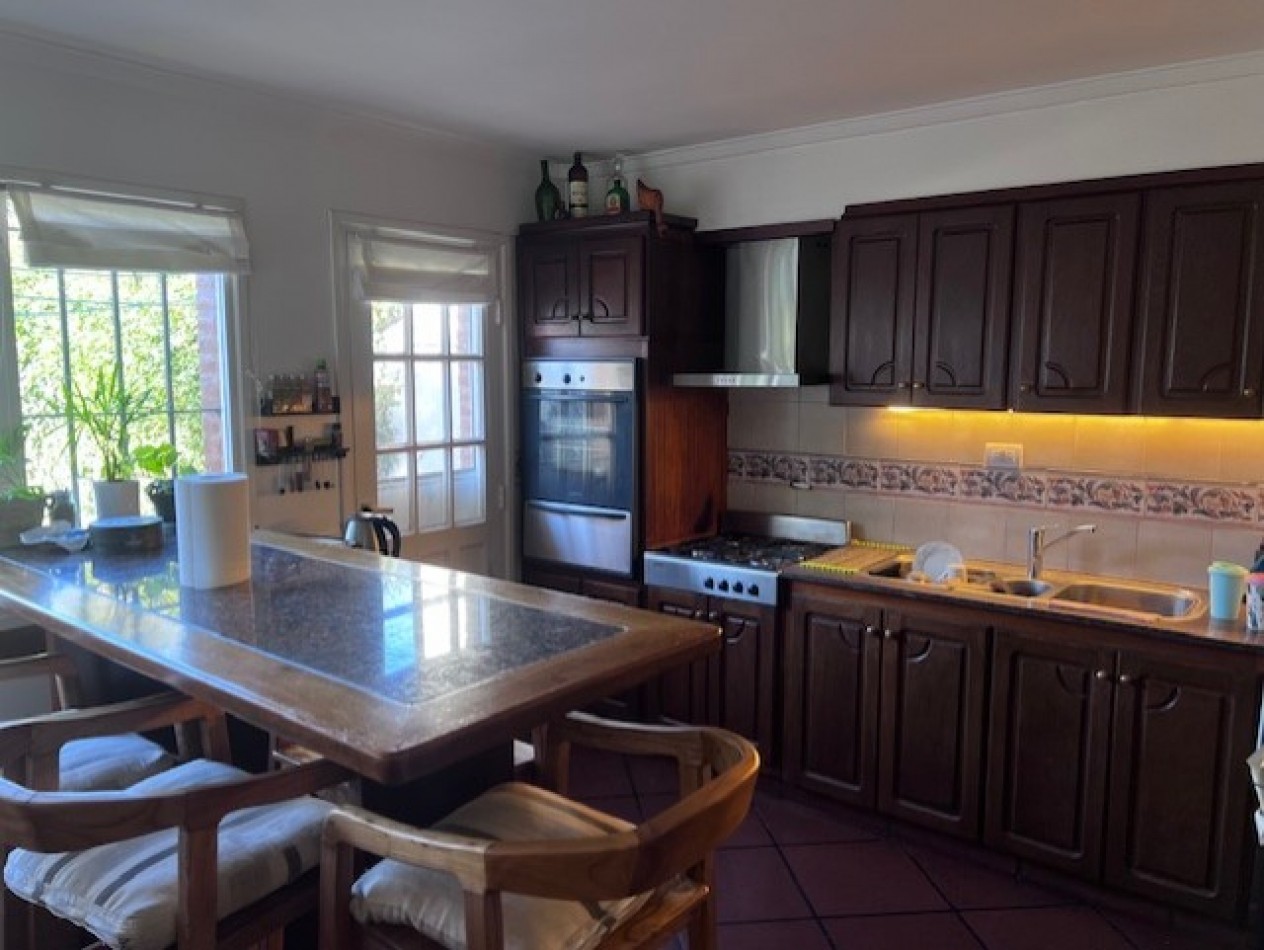 VENTA EN ZONA LOS PINARES, HERMOSO CHALET DE 4 DORMITORIOS, GARAGE, QUINCHO PARQUE Y PISCINA, IMPECABLE ESTADO Y CALIDAD