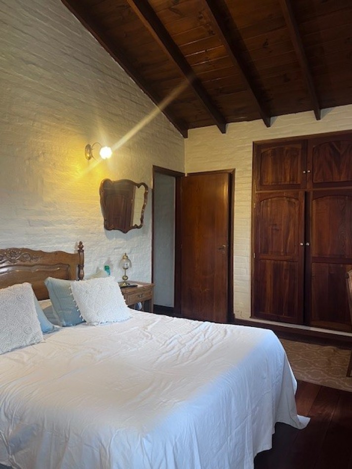 VENTA HERMOSO CHALET UBICADO EN PINOS DE ANCHORENA, 5 AMB. PARQUE, PILETA, GJE./ QUINCHO, VISITELA