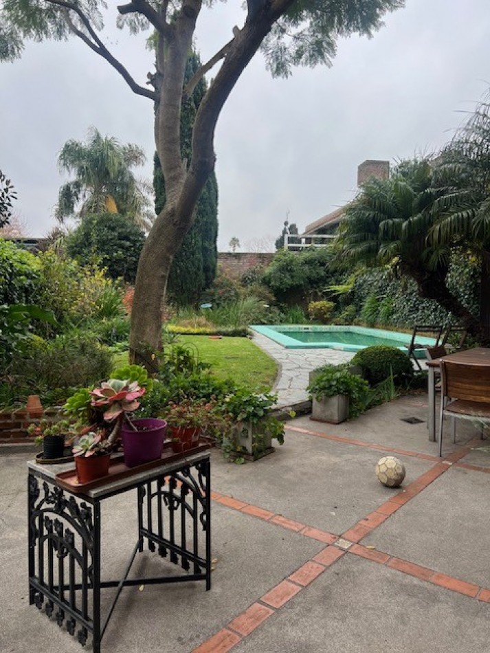 VENTA HERMOSO CHALET UBICADO EN PINOS DE ANCHORENA, 5 AMB. PARQUE, PILETA, GJE./ QUINCHO, VISITELA