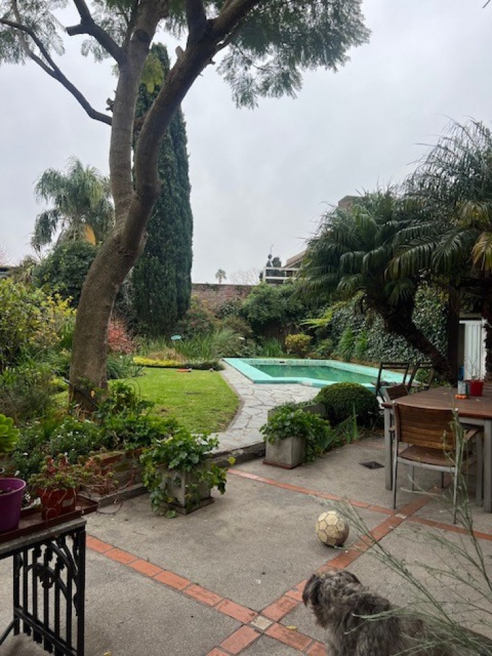 VENTA HERMOSO CHALET UBICADO EN PINOS DE ANCHORENA, 5 AMB. PARQUE, PILETA, GJE./ QUINCHO, VISITELA