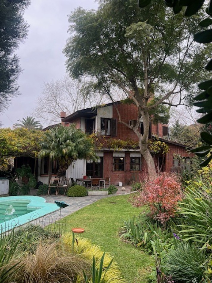 VENTA HERMOSO CHALET UBICADO EN PINOS DE ANCHORENA, 5 AMB. PARQUE, PILETA, GJE./ QUINCHO, VISITELA