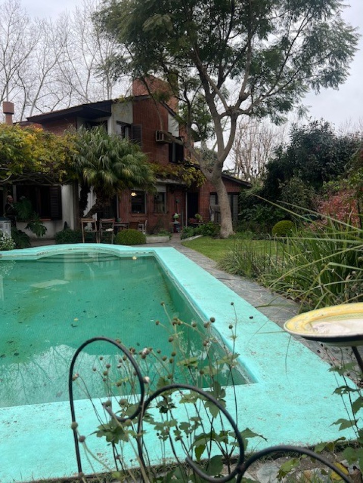 VENTA HERMOSO CHALET UBICADO EN PINOS DE ANCHORENA, 5 AMB. PARQUE, PILETA, GJE./ QUINCHO, VISITELA