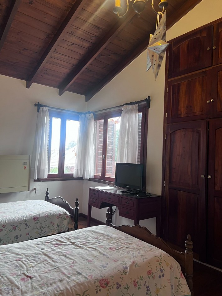 VENTA HERMOSO CHALET UBICADO EN PINOS DE ANCHORENA, 5 AMB. PARQUE, PILETA, GJE./ QUINCHO, VISITELA