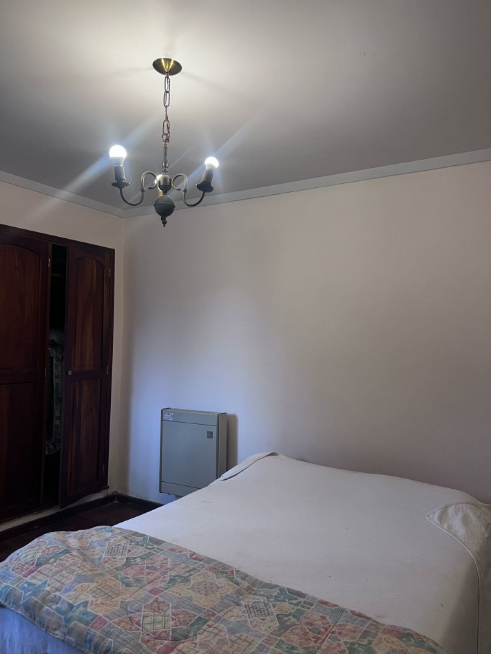 VENTA HERMOSO CHALET UBICADO EN PINOS DE ANCHORENA, 5 AMB. PARQUE, PILETA, GJE./ QUINCHO, VISITELA