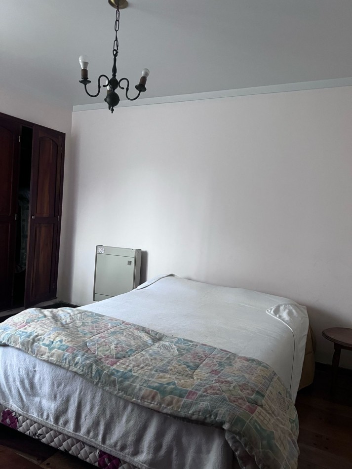VENTA HERMOSO CHALET UBICADO EN PINOS DE ANCHORENA, 5 AMB. PARQUE, PILETA, GJE./ QUINCHO, VISITELA