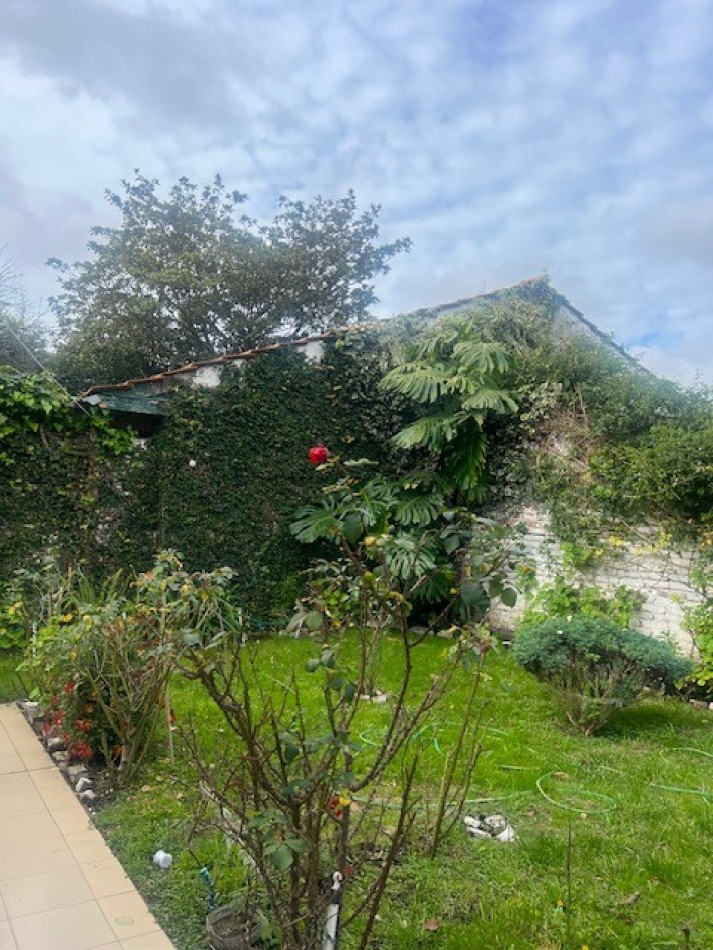 venta chalet en mar del plata, cercano a barrio santa Monica, 3 amb. con parque, garaje y trotadora varios autos.