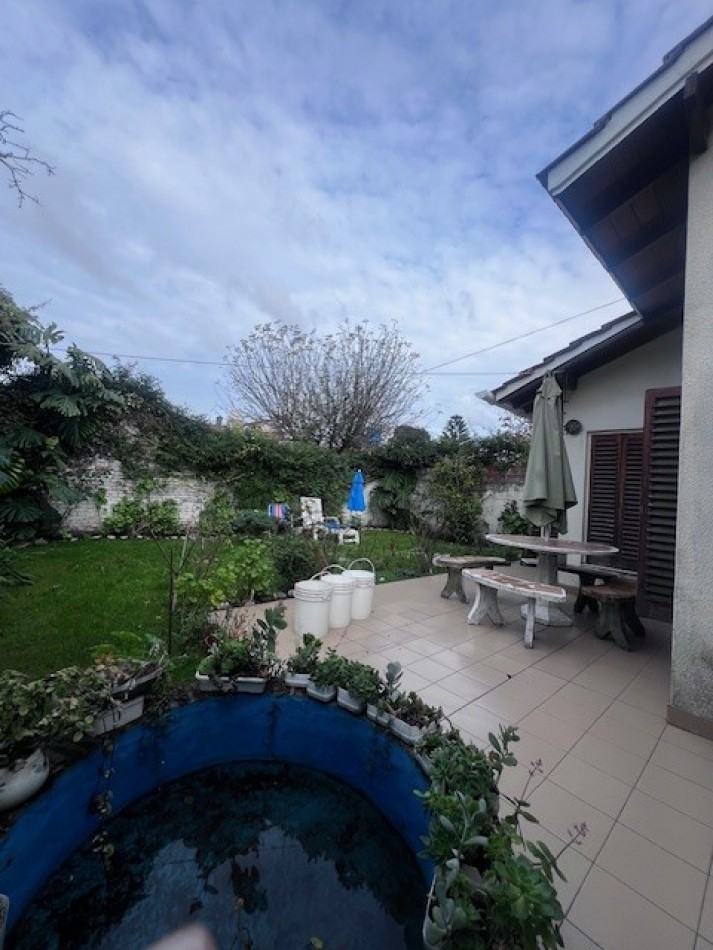 venta chalet en mar del plata, cercano a barrio santa Monica, 3 amb. con parque, garaje y trotadora varios autos.