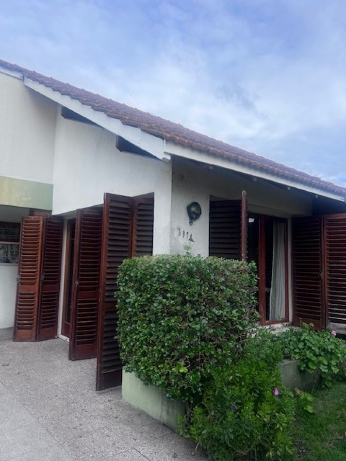 venta chalet en mar del plata, cercano a barrio santa Monica, 3 amb. con parque, garaje y trotadora varios autos.