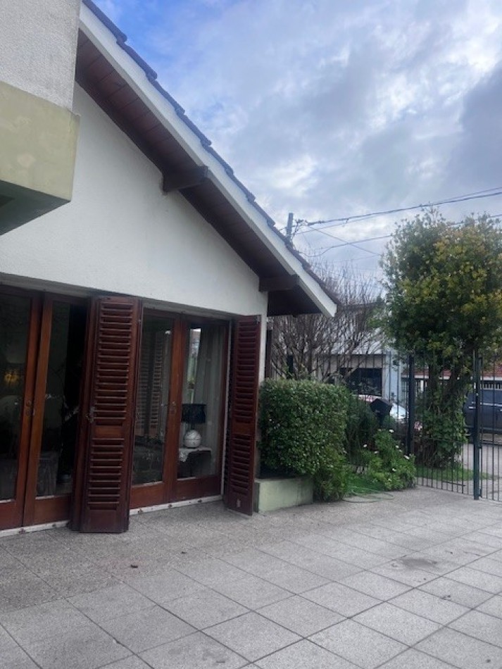 venta chalet en mar del plata, cercano a barrio santa Monica, 3 amb. con parque, garaje y trotadora varios autos.