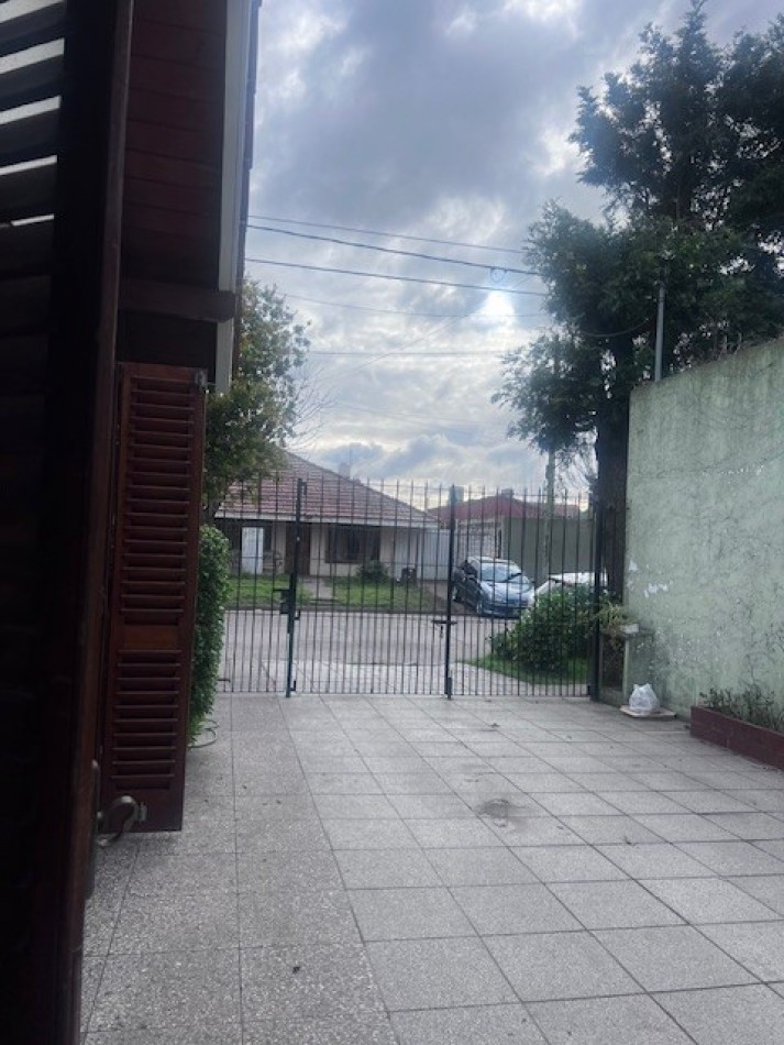 venta chalet en mar del plata, cercano a barrio santa Monica, 3 amb. con parque, garaje y trotadora varios autos.