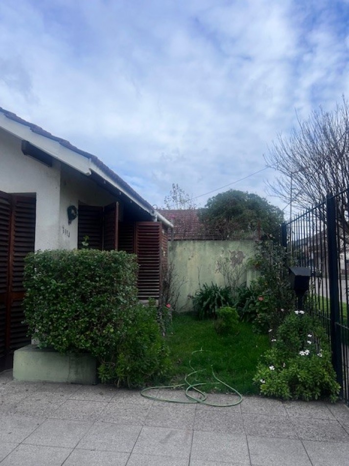 venta chalet en mar del plata, cercano a barrio santa Monica, 3 amb. con parque, garaje y trotadora varios autos.