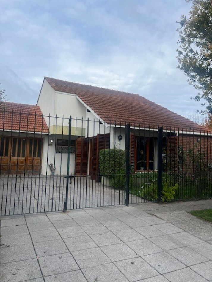 venta chalet en mar del plata, cercano a barrio santa Monica, 3 amb. con parque, garaje y trotadora varios autos.