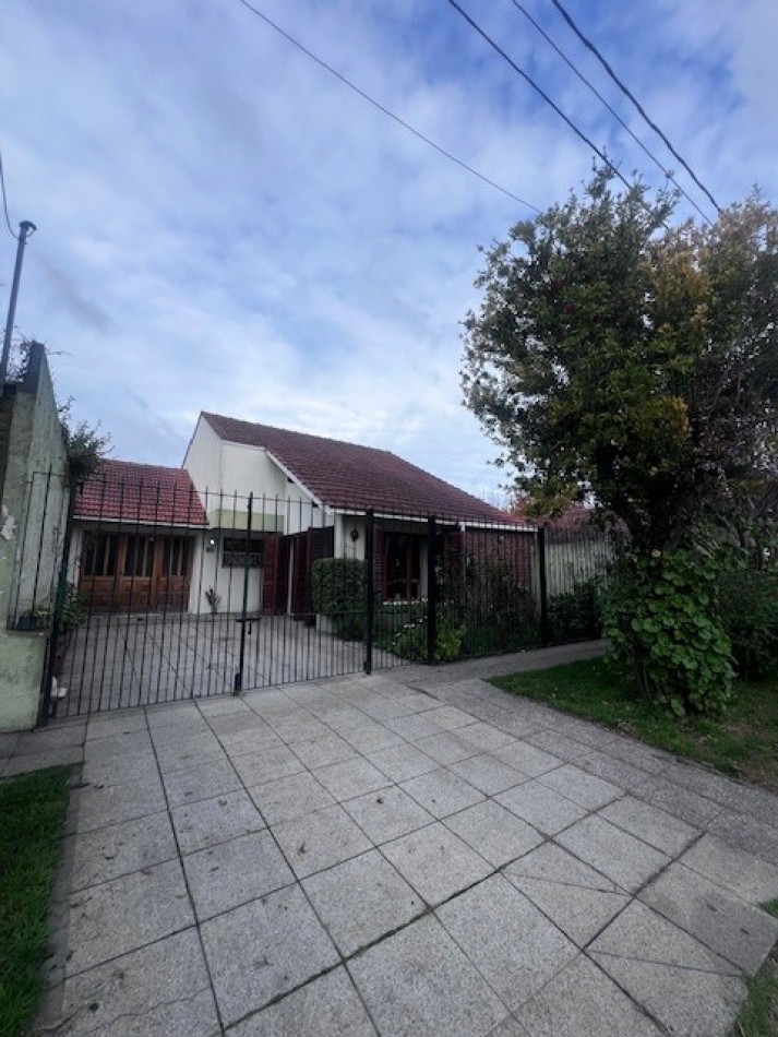 venta chalet en mar del plata, cercano a barrio santa Monica, 3 amb. con parque, garaje y trotadora varios autos.