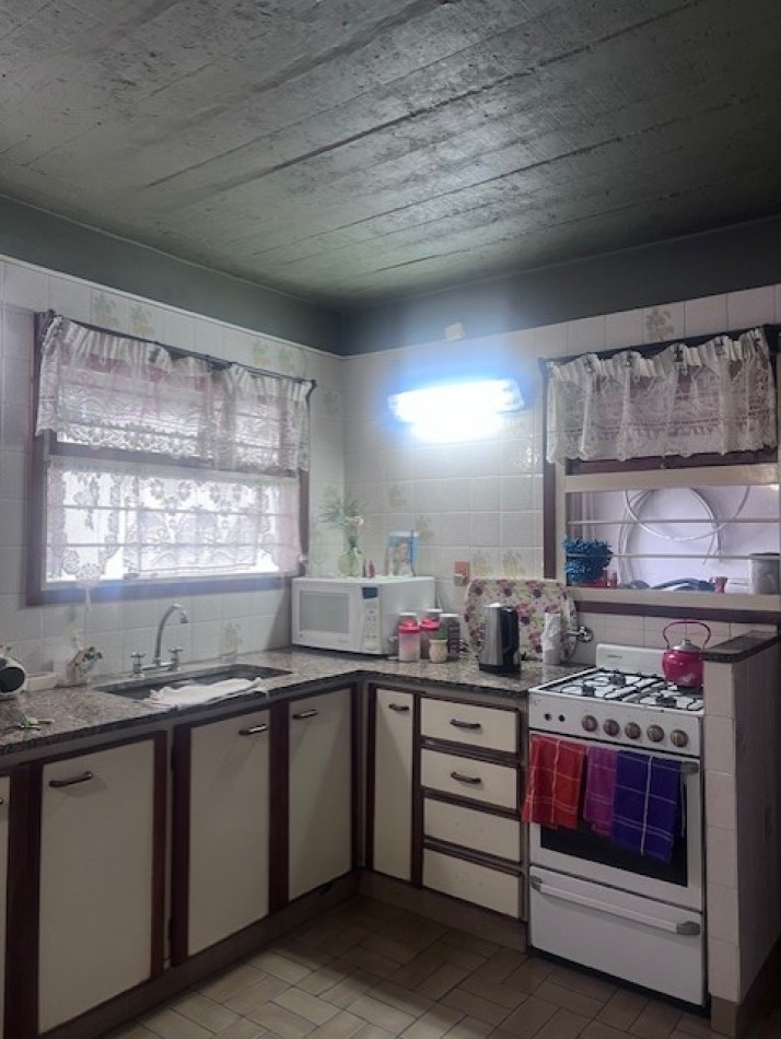 venta chalet en mar del plata, cercano a barrio santa Monica, 3 amb. con parque, garaje y trotadora varios autos.