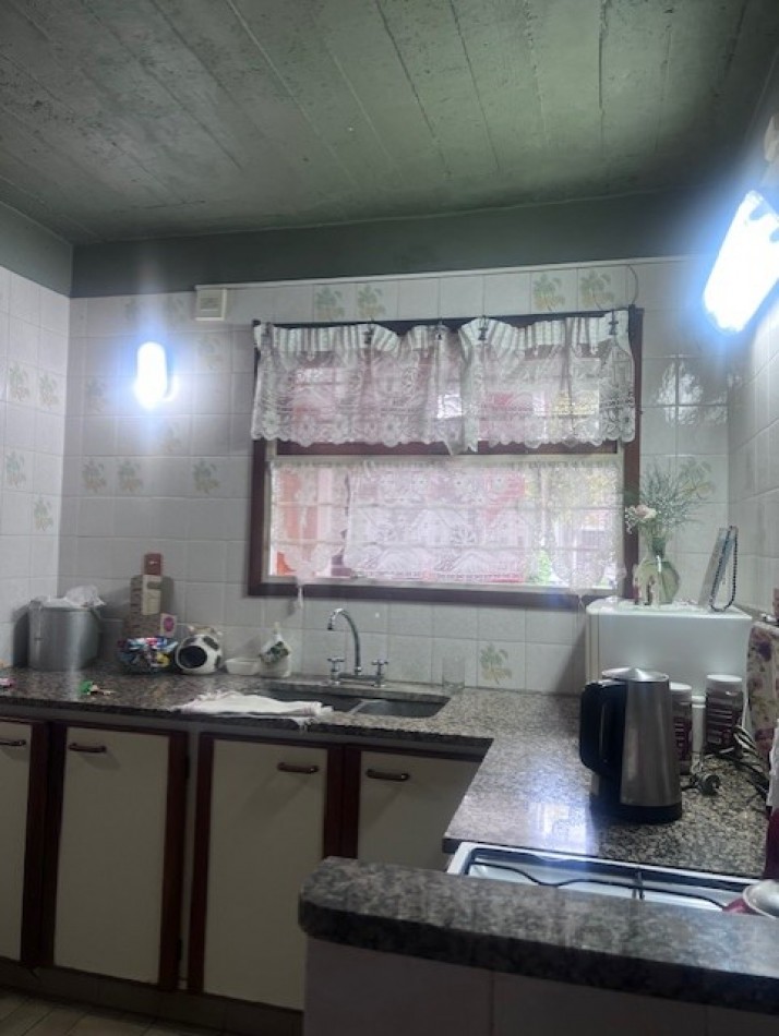 venta chalet en mar del plata, cercano a barrio santa Monica, 3 amb. con parque, garaje y trotadora varios autos.