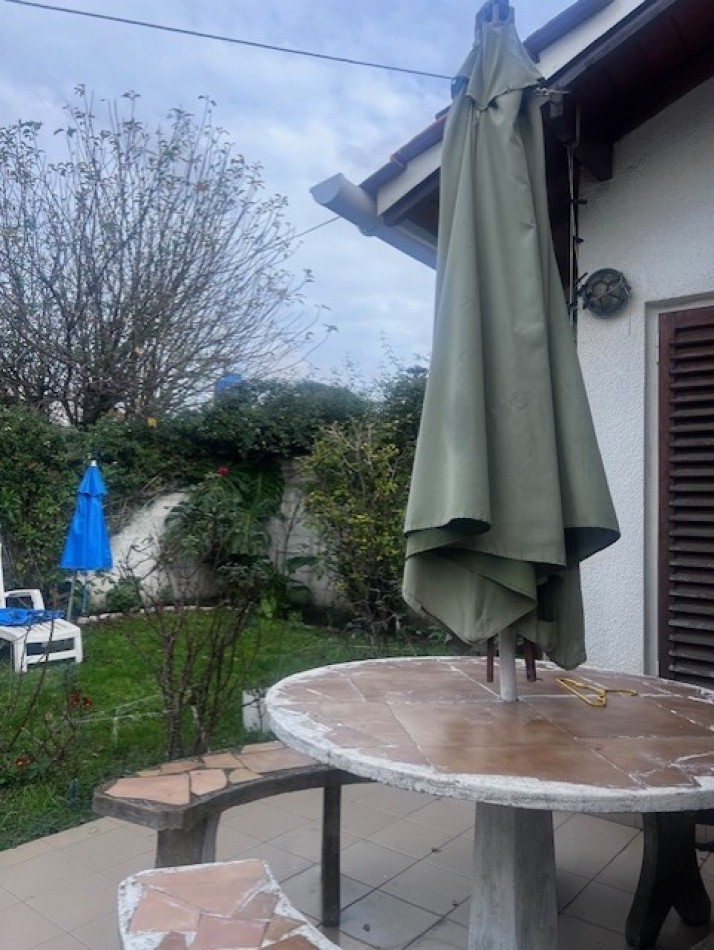 venta chalet en mar del plata, cercano a barrio santa Monica, 3 amb. con parque, garaje y trotadora varios autos.