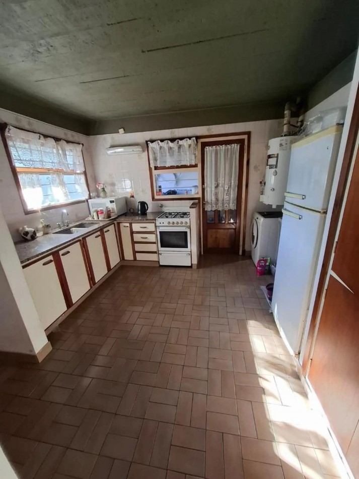 venta chalet en mar del plata, cercano a barrio santa Monica, 3 amb. con parque, garaje y trotadora varios autos.