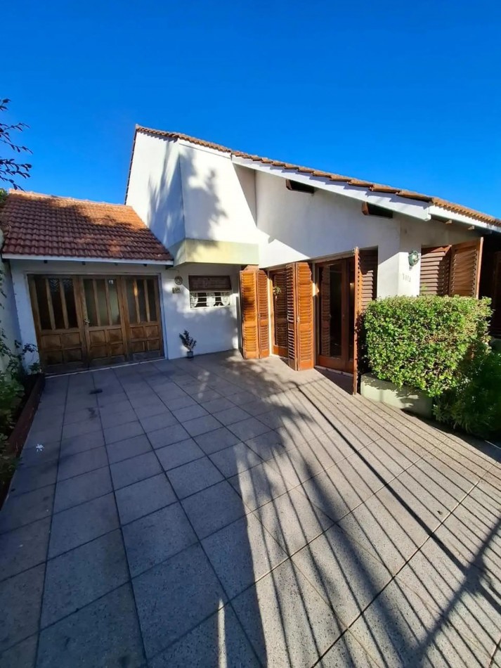 venta chalet en mar del plata, cercano a barrio santa Monica, 3 amb. con parque, garaje y trotadora varios autos.