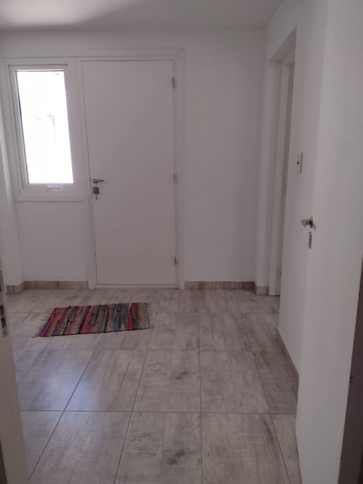 Alquiler 24 meses tres ambientes, primer piso por escalera, contrafrente , super luminoso!