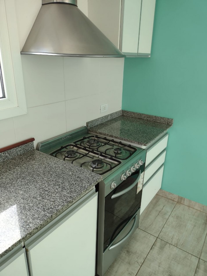 Alquiler 24 meses tres ambientes, primer piso por escalera, contrafrente , super luminoso!