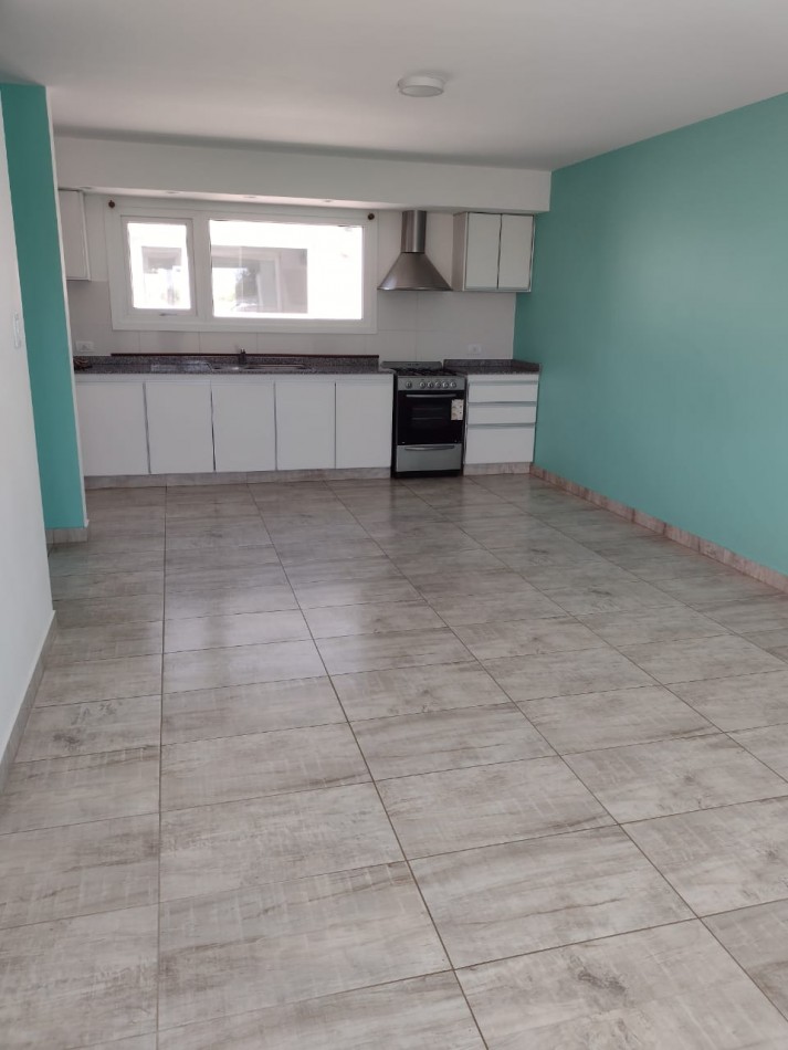 Alquiler 24 meses tres ambientes, primer piso por escalera, contrafrente , super luminoso!